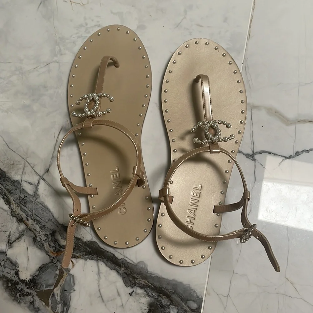Chanel Nude & White Pearl Thong Flat Sandals🤍